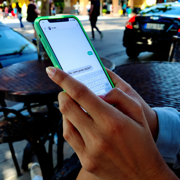 chatbots humanizado reconhecendo linguagem e contexto em uma tela de celular na mão de uma pessoa