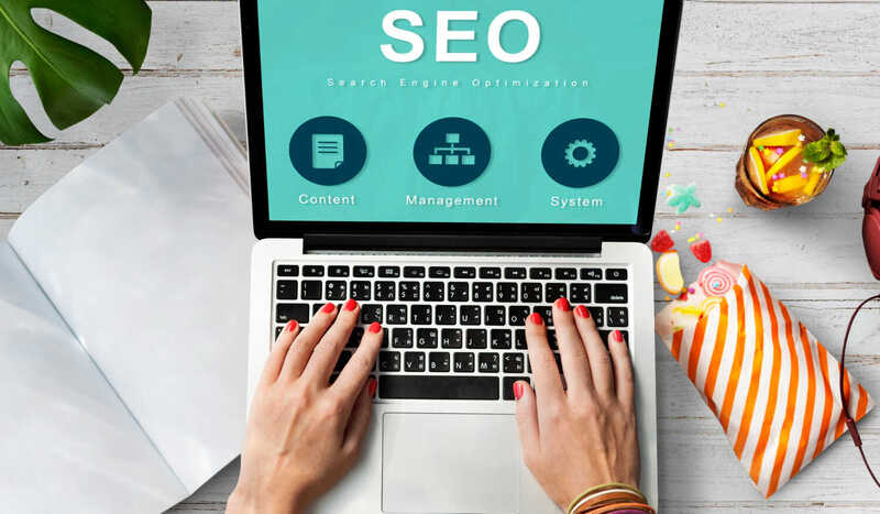 Seo em uma tela de notebook ilustrativo
