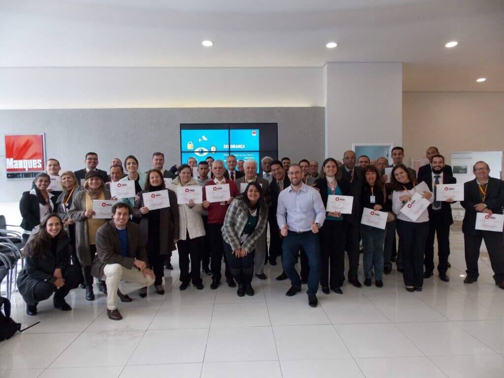 Equipe reunida na sede da Marques Construtora